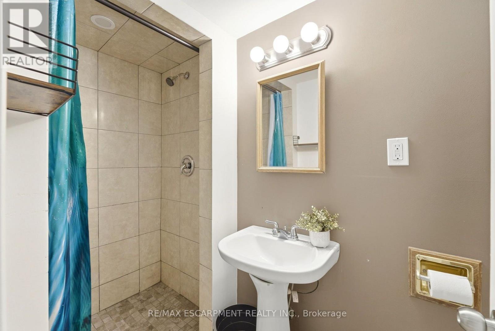 61 Glenmount Avenue, Hamilton, ON - Indoor Photo Showing Bathroom