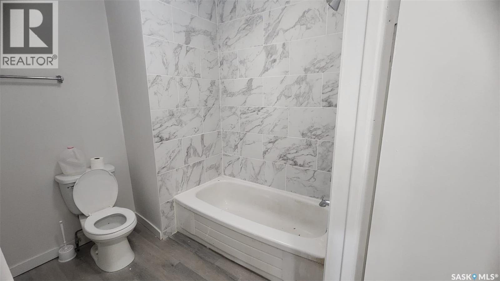308 26Th Street, Saskatoon, SK - Indoor Photo Showing Bathroom