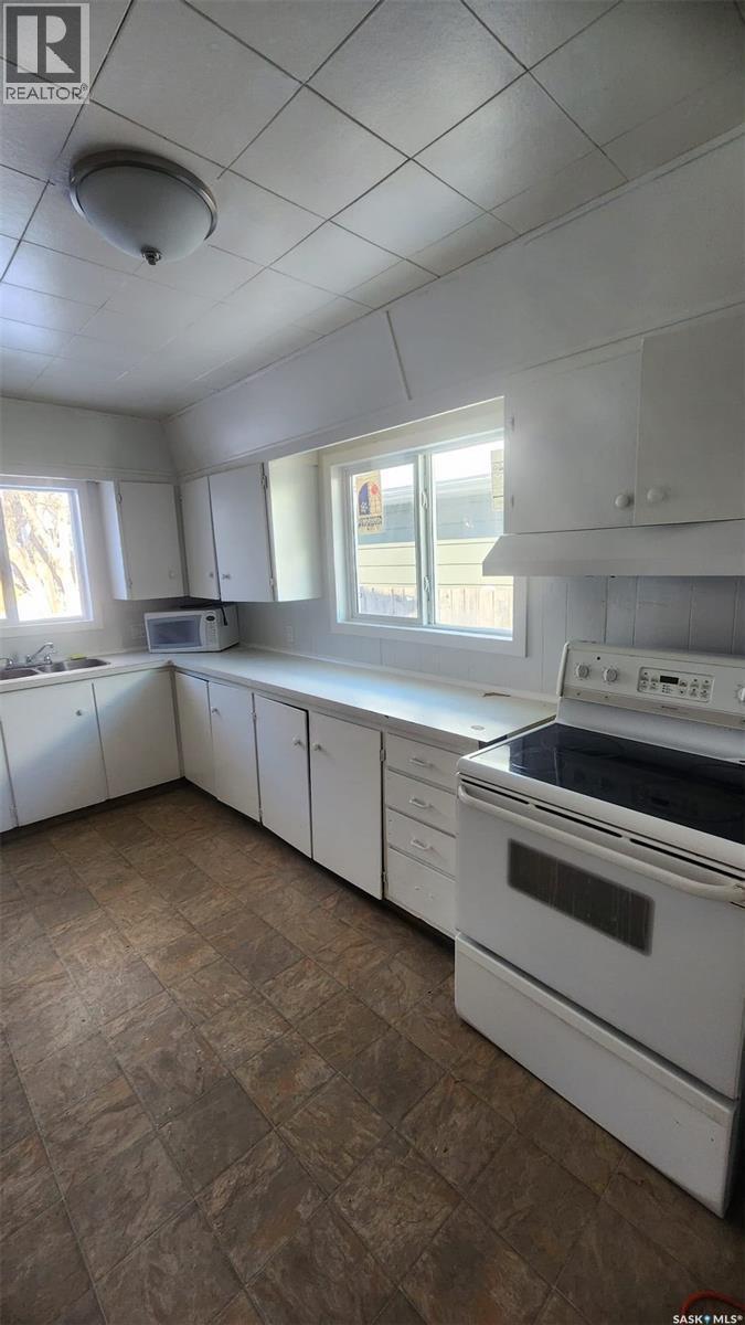 308 26Th Street, Saskatoon, SK - Indoor Photo Showing Kitchen