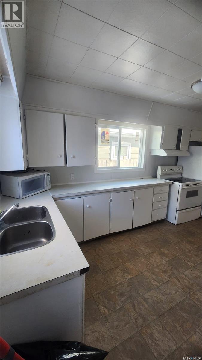 308 26Th Street, Saskatoon, SK - Indoor Photo Showing Kitchen With Double Sink