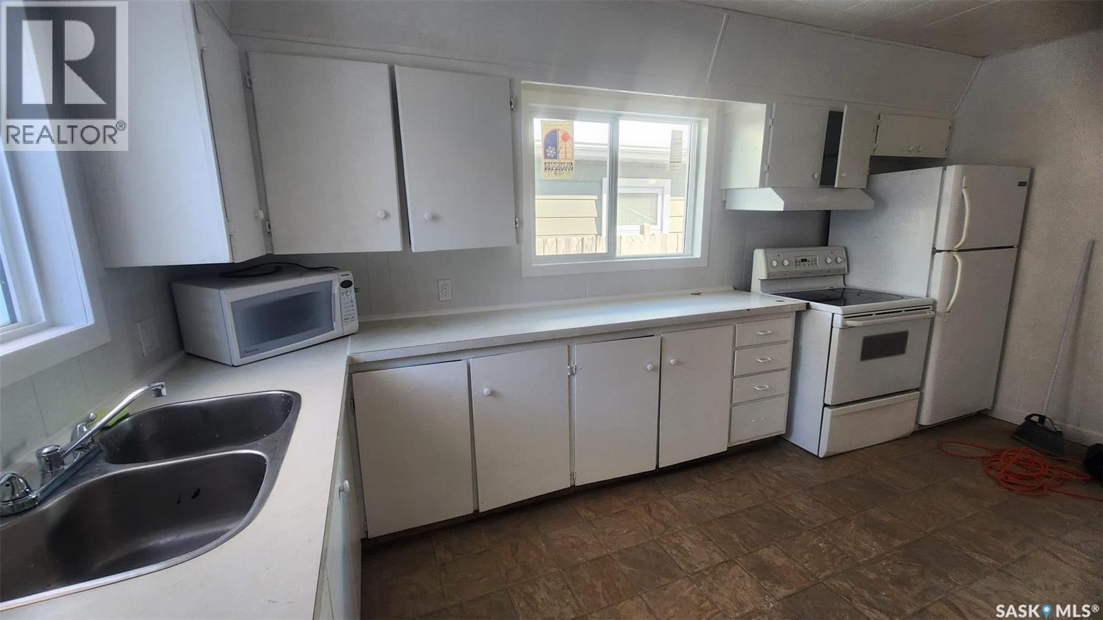 308 26Th Street, Saskatoon, SK - Indoor Photo Showing Kitchen With Double Sink