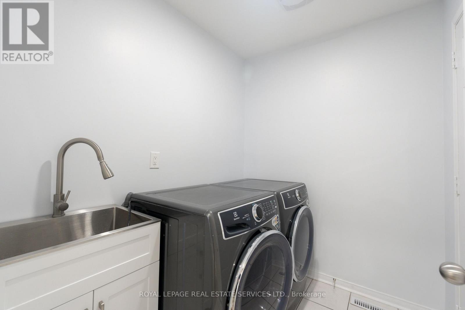 Laundry Room (Main Level) - 3955 Foxwood Avenue, Mississauga, ON - Indoor Photo Showing Laundry Room