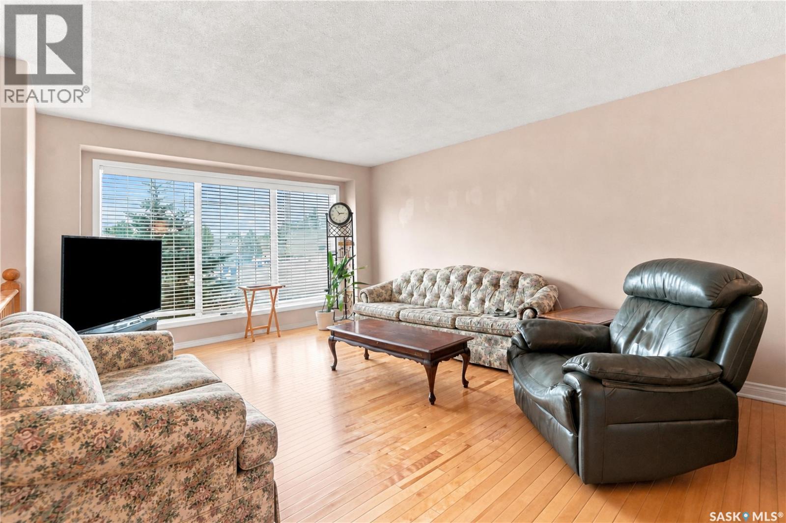 518 Peterson Crescent, Saskatoon, SK - Indoor Photo Showing Living Room
