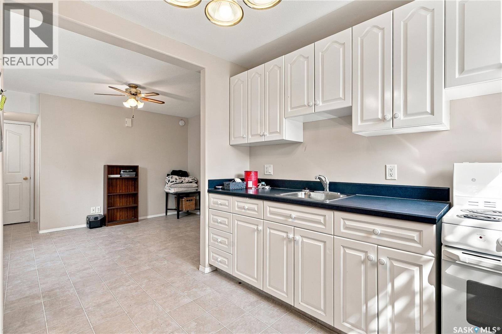 518 Peterson Crescent, Saskatoon, SK - Indoor Photo Showing Kitchen With Double Sink
