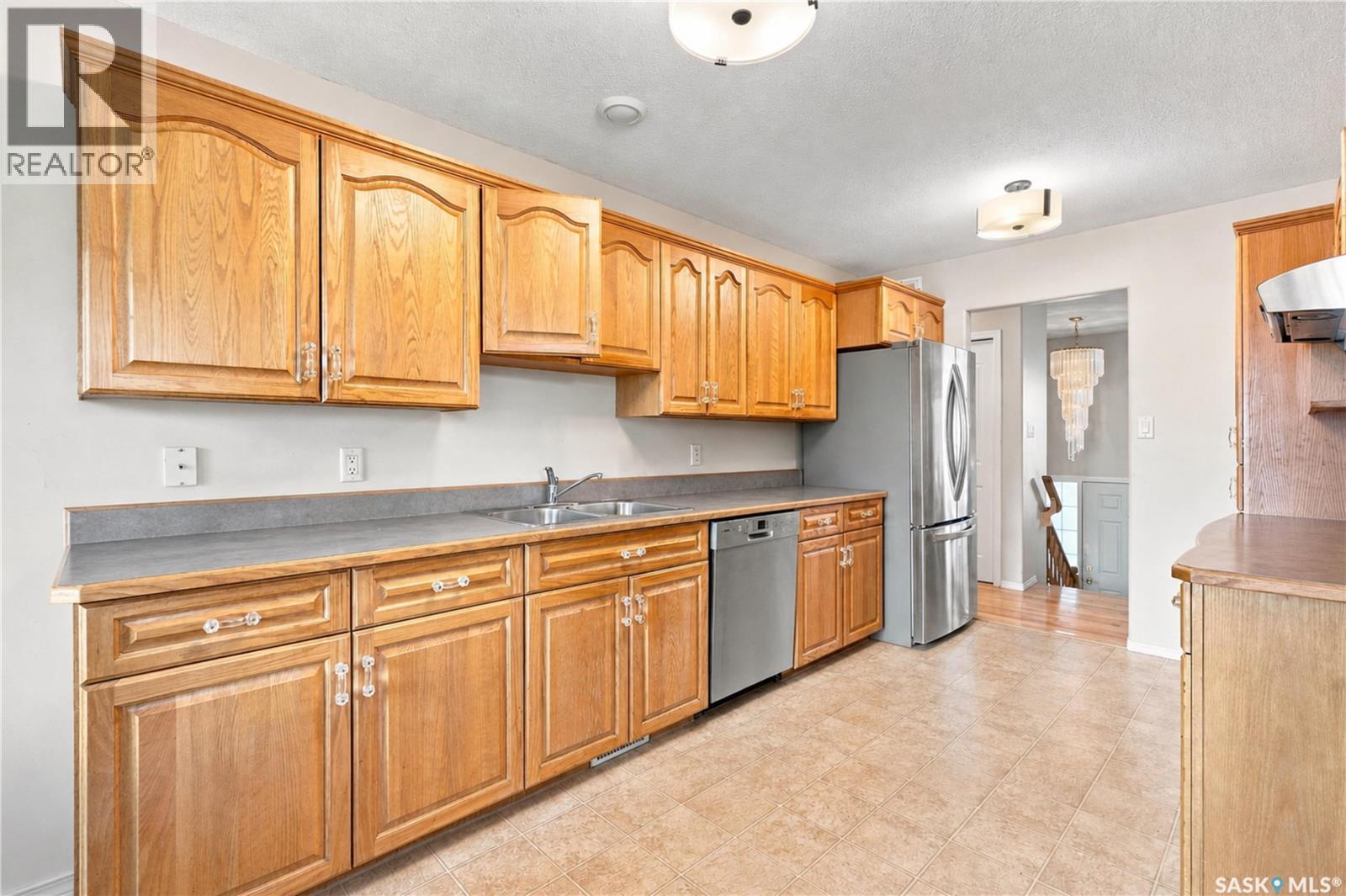 518 Peterson Crescent, Saskatoon, SK - Indoor Photo Showing Kitchen With Double Sink