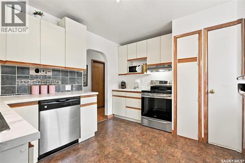 2401 Dufferin Avenue, Saskatoon, SK - Indoor Photo Showing Kitchen