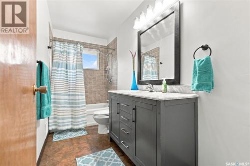 2401 Dufferin Avenue, Saskatoon, SK - Indoor Photo Showing Bathroom