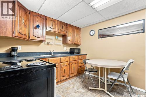 2401 Dufferin Avenue, Saskatoon, SK - Indoor Photo Showing Kitchen With Double Sink