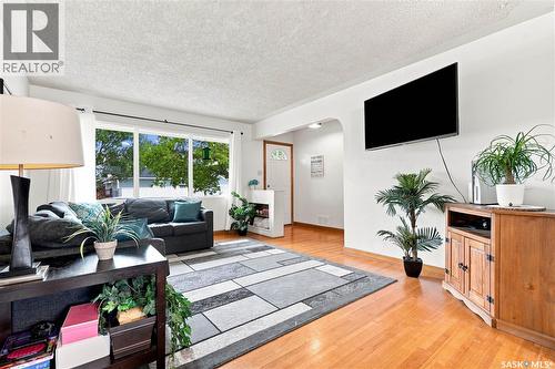 2401 Dufferin Avenue, Saskatoon, SK - Indoor Photo Showing Living Room