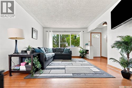 2401 Dufferin Avenue, Saskatoon, SK - Indoor Photo Showing Living Room