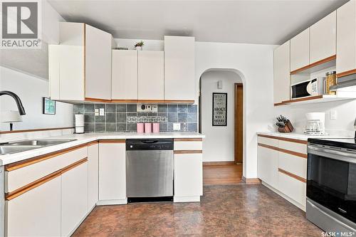 2401 Dufferin Avenue, Saskatoon, SK - Indoor Photo Showing Kitchen With Double Sink