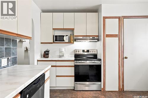 2401 Dufferin Avenue, Saskatoon, SK - Indoor Photo Showing Kitchen