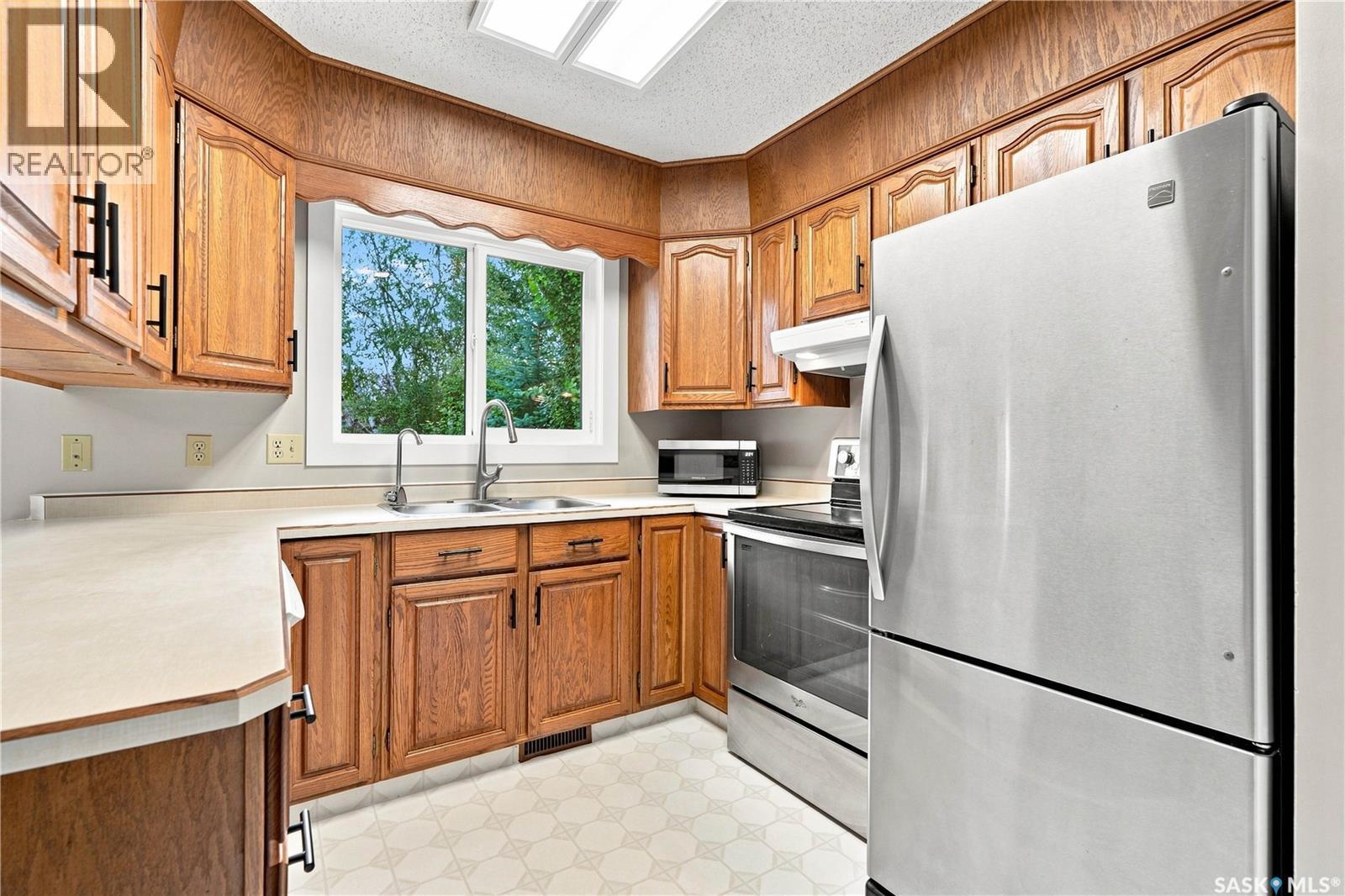 619 Addie Crescent, Saskatoon, SK - Indoor Photo Showing Kitchen With Double Sink