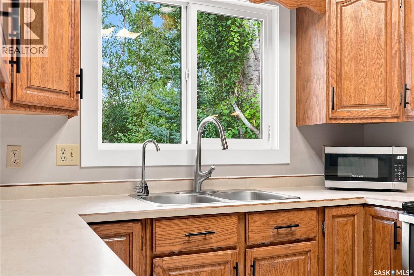 619 Addie Crescent, Saskatoon, SK - Indoor Photo Showing Kitchen With Double Sink