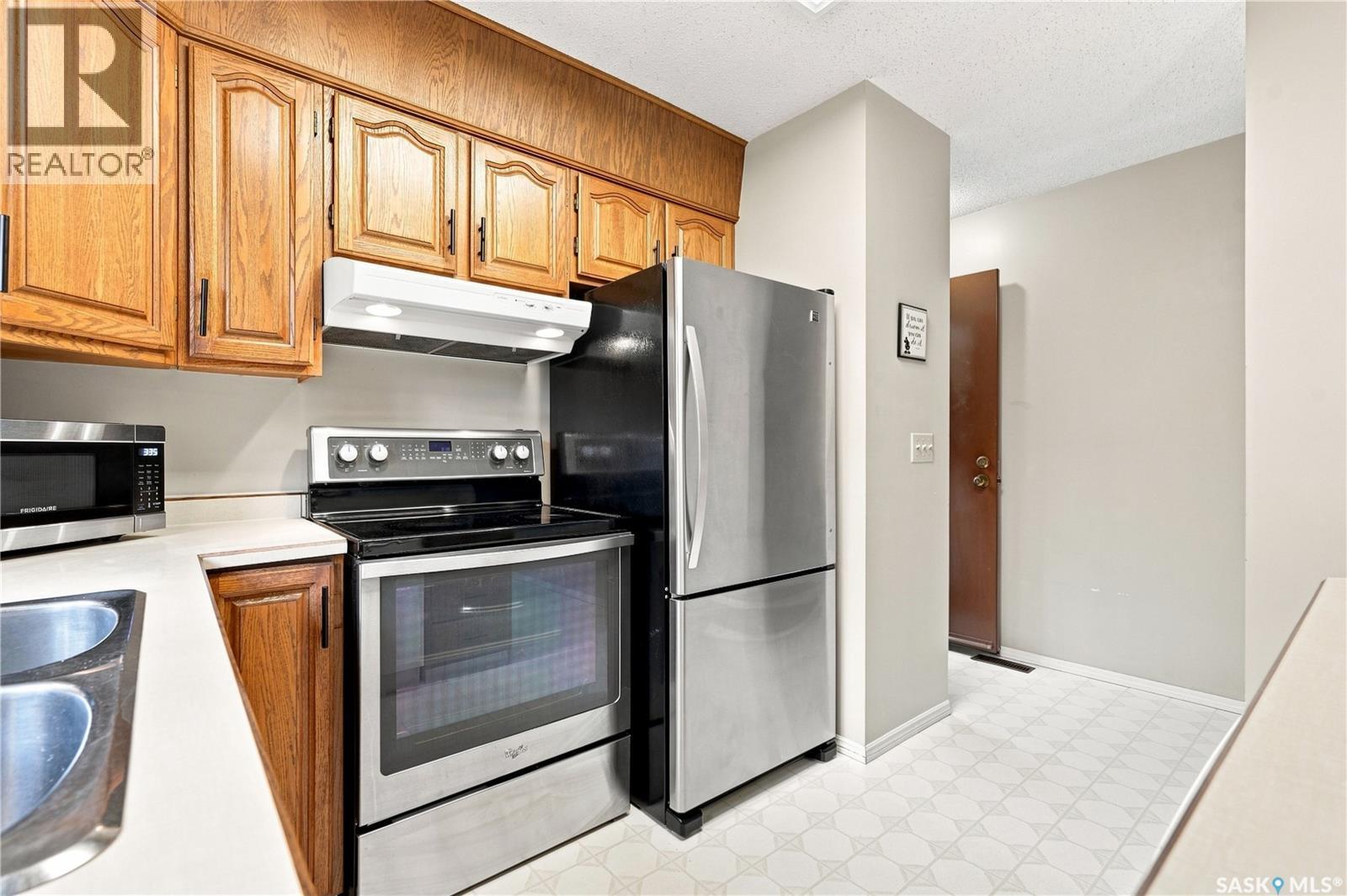 619 Addie Crescent, Saskatoon, SK - Indoor Photo Showing Kitchen With Double Sink