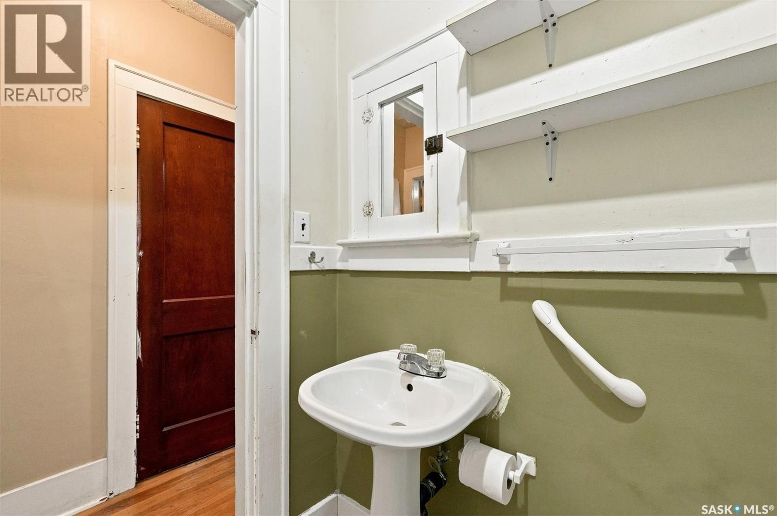 111 9Th Street E, Saskatoon, SK - Indoor Photo Showing Bathroom