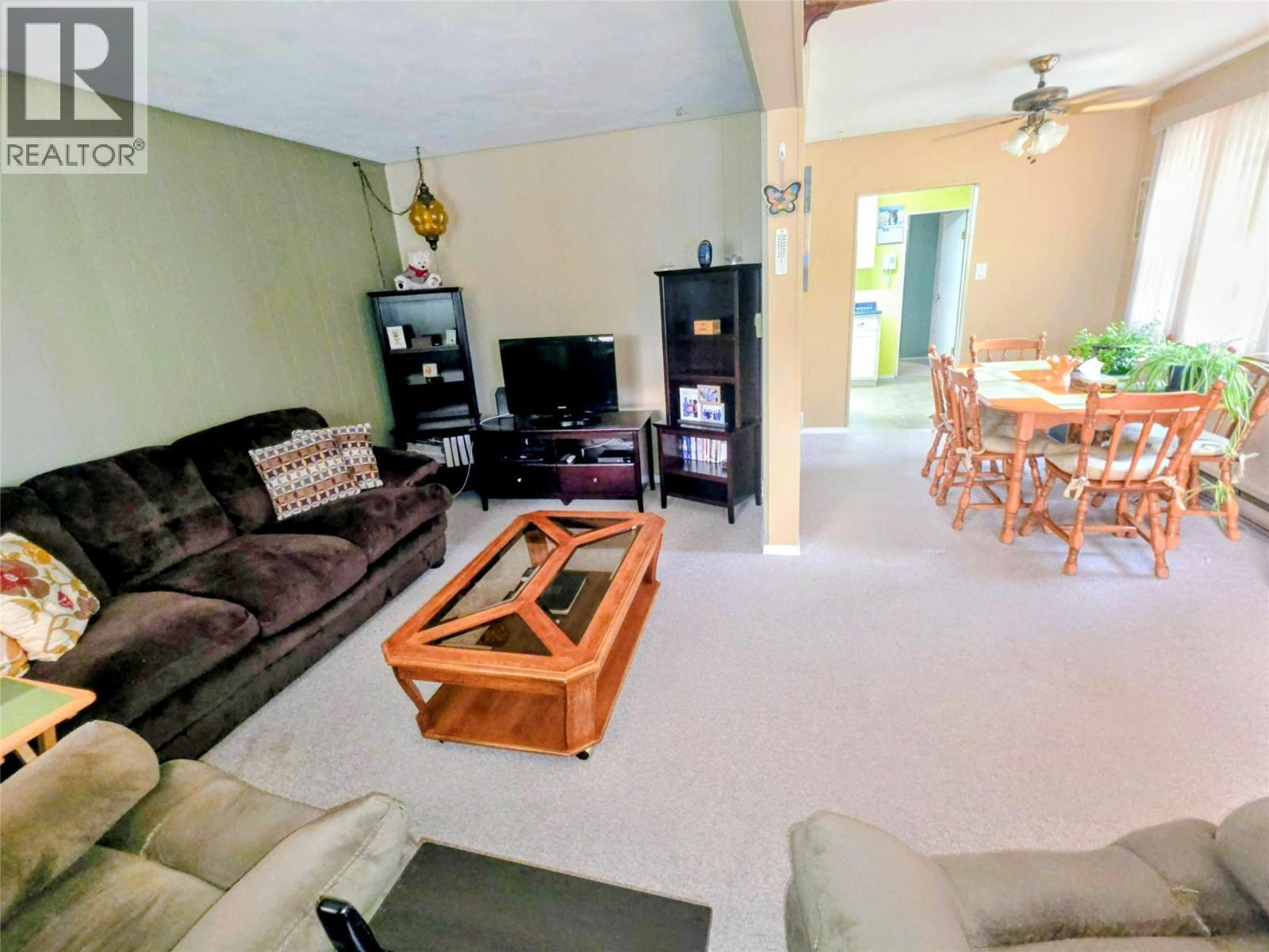 1142 Third Avenue, Trail, BC - Indoor Photo Showing Living Room