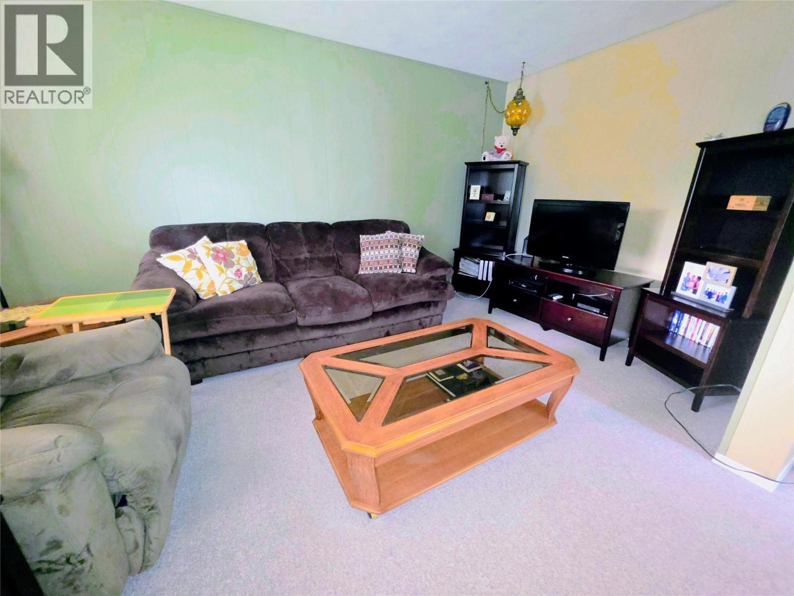 1142 Third Avenue, Trail, BC - Indoor Photo Showing Living Room