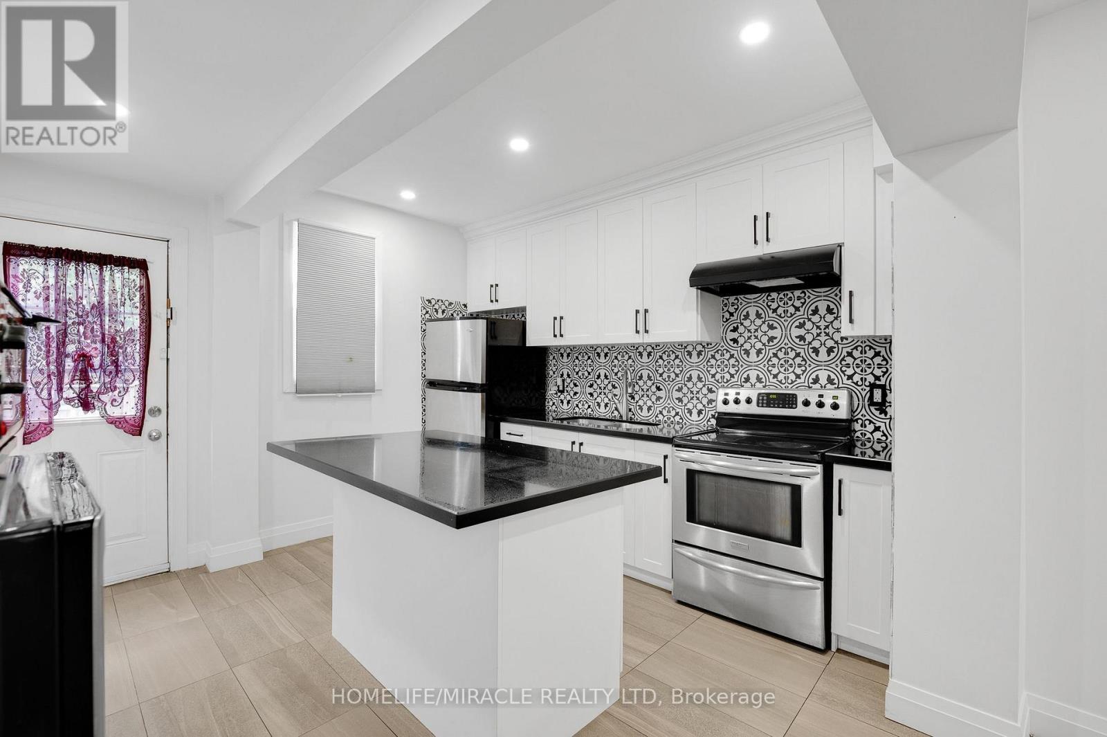 100 Gibson Avenue, Hamilton, ON - Indoor Photo Showing Kitchen