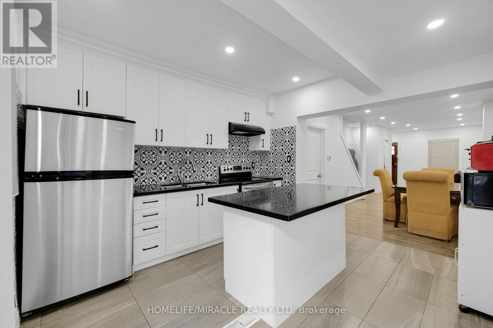 100 Gibson Avenue, Hamilton, ON - Indoor Photo Showing Kitchen With Upgraded Kitchen