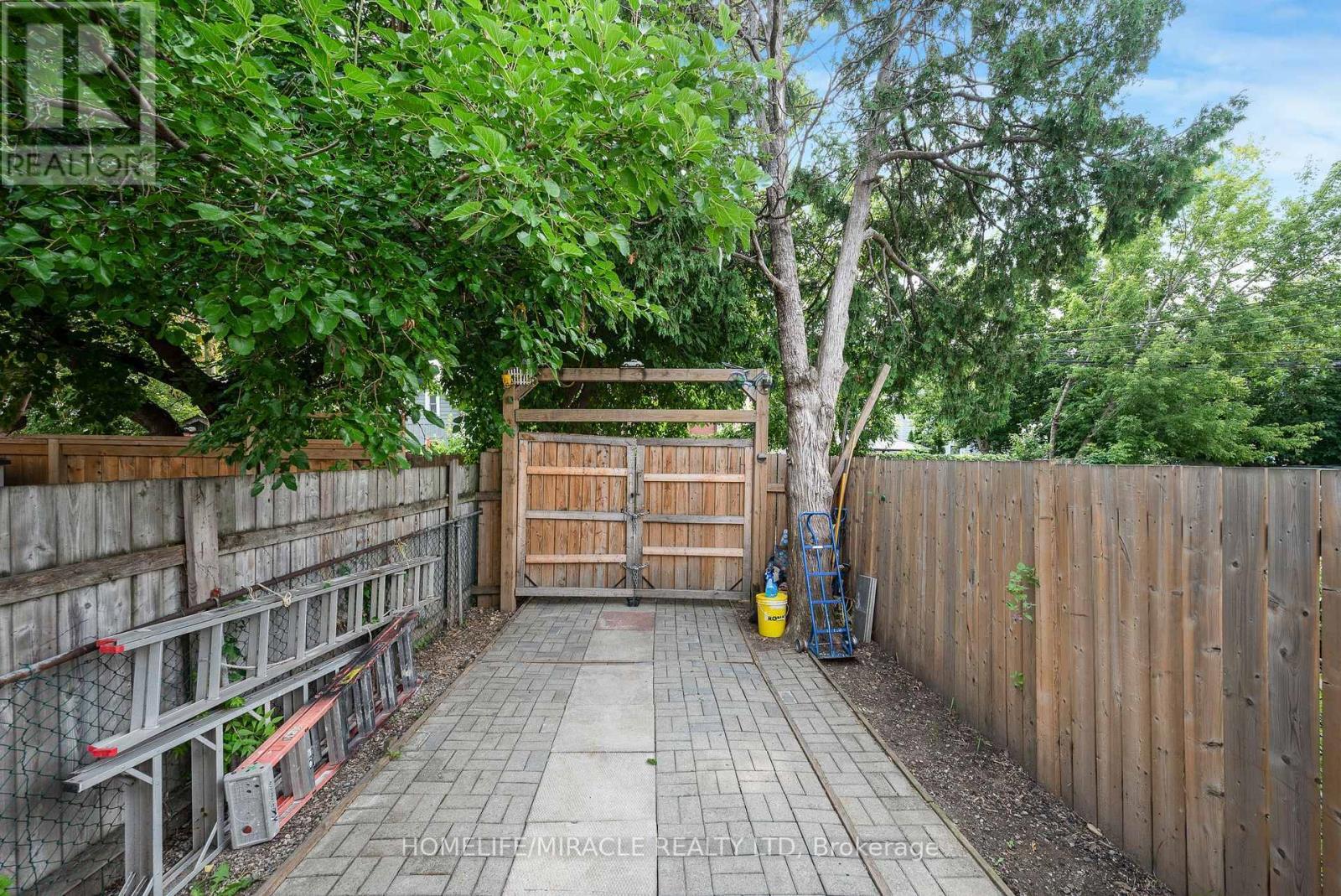 100 Gibson Avenue, Hamilton, ON - Outdoor