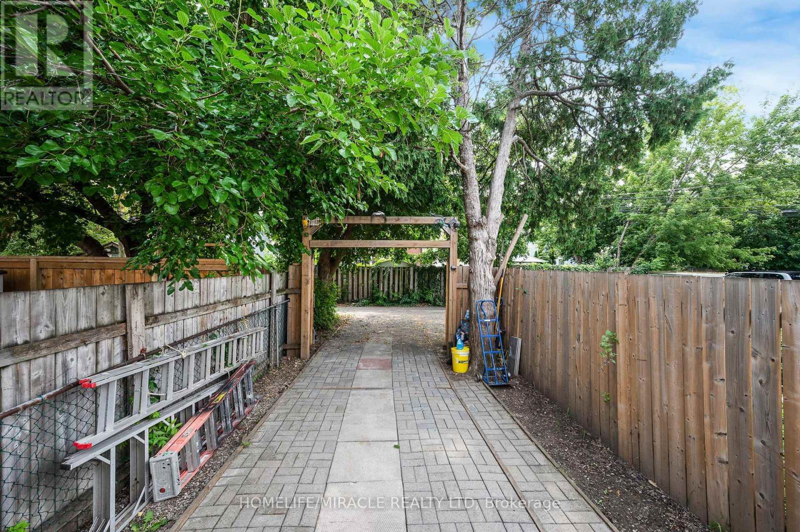 100 Gibson Avenue, Hamilton, ON - Outdoor