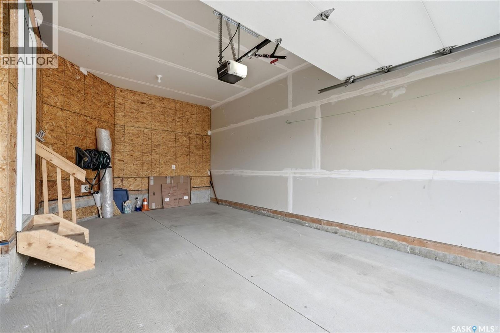 20 5301 Beacon Drive, Regina, SK - Indoor Photo Showing Garage