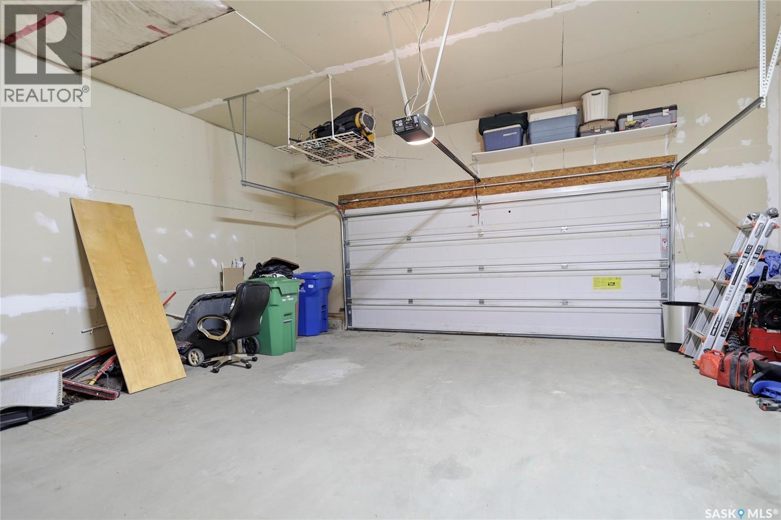 7323 Maple View Crescent, Regina, SK - Indoor Photo Showing Garage