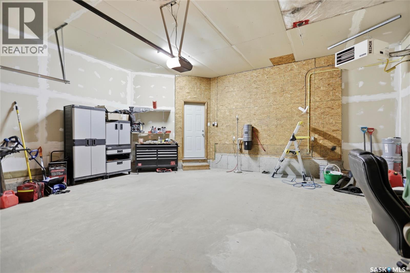 7323 Maple View Crescent, Regina, SK - Indoor Photo Showing Garage