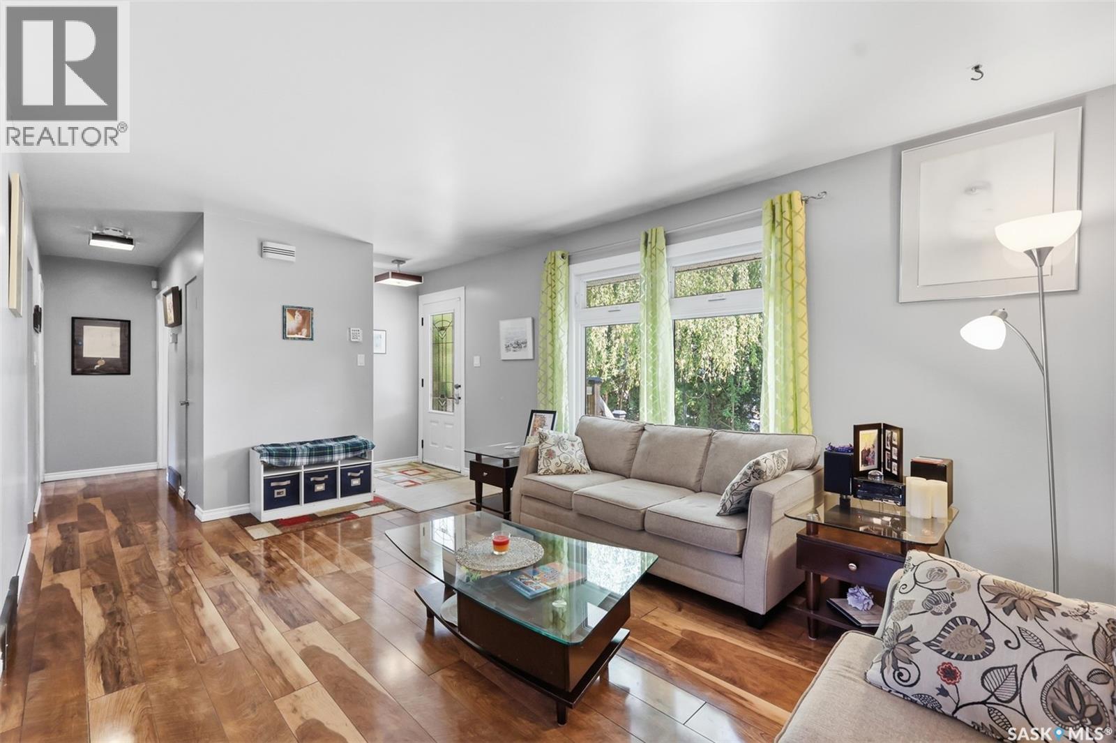 131 Ottawa Avenue S, Saskatoon, SK - Indoor Photo Showing Living Room