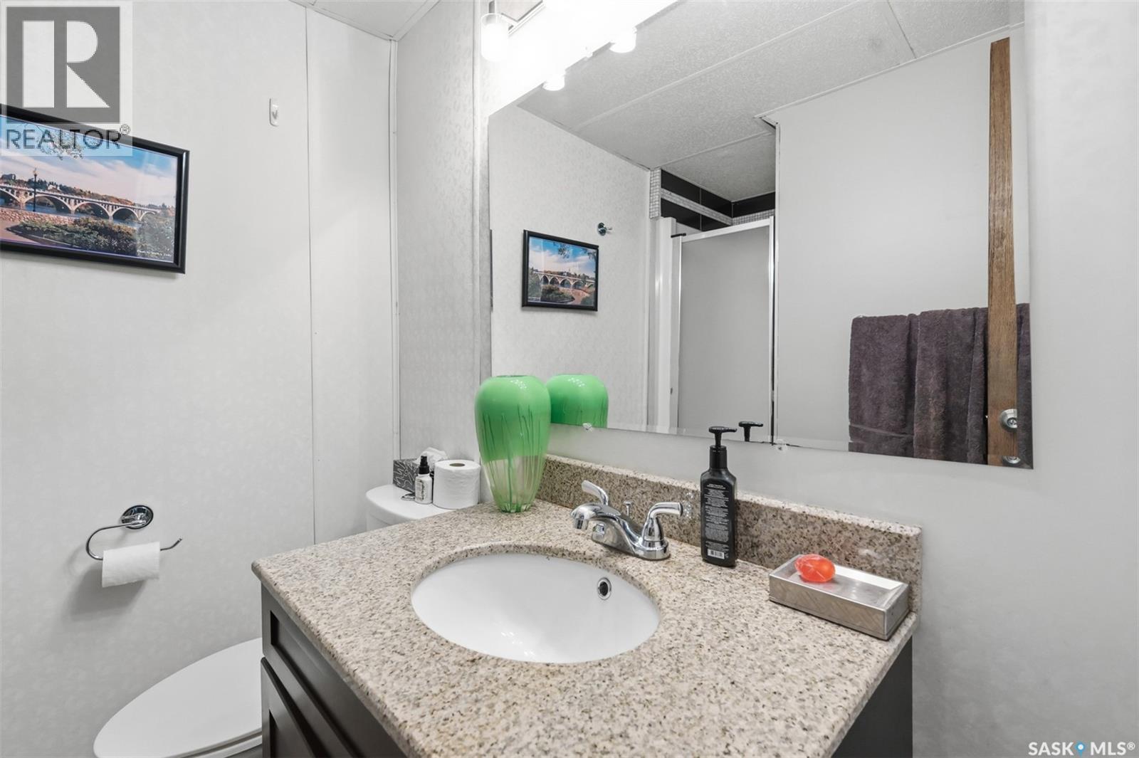 131 Ottawa Avenue S, Saskatoon, SK - Indoor Photo Showing Bathroom