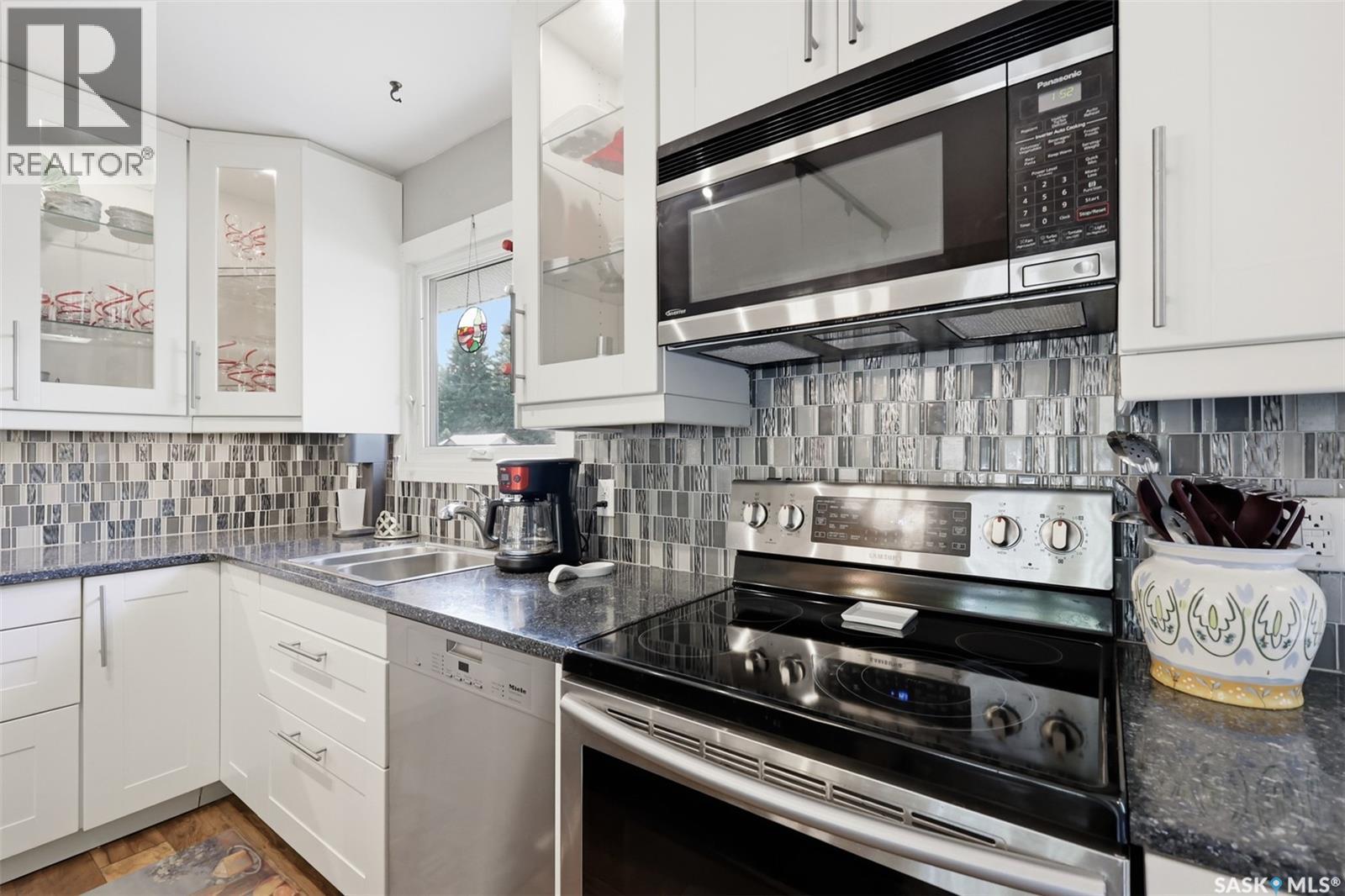 131 Ottawa Avenue S, Saskatoon, SK - Indoor Photo Showing Kitchen With Double Sink
