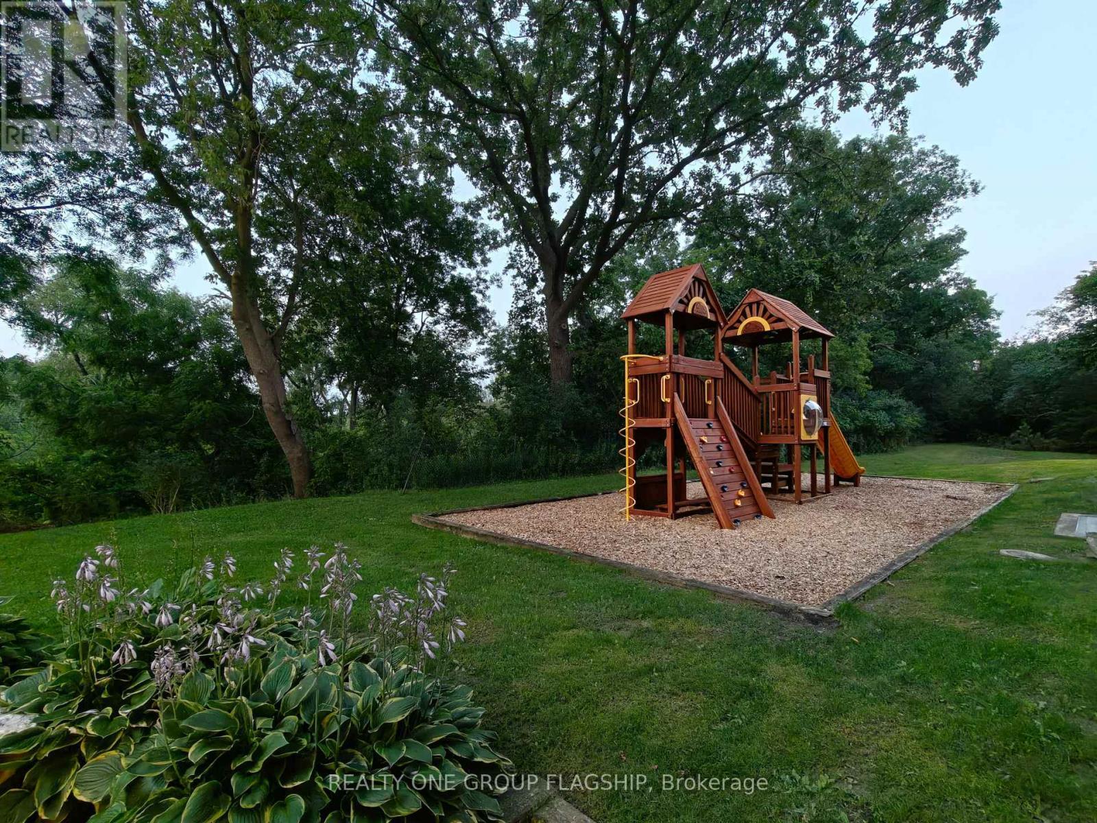 802 - 600 Rexdale Boulevard, Toronto, ON - Outdoor With Backyard