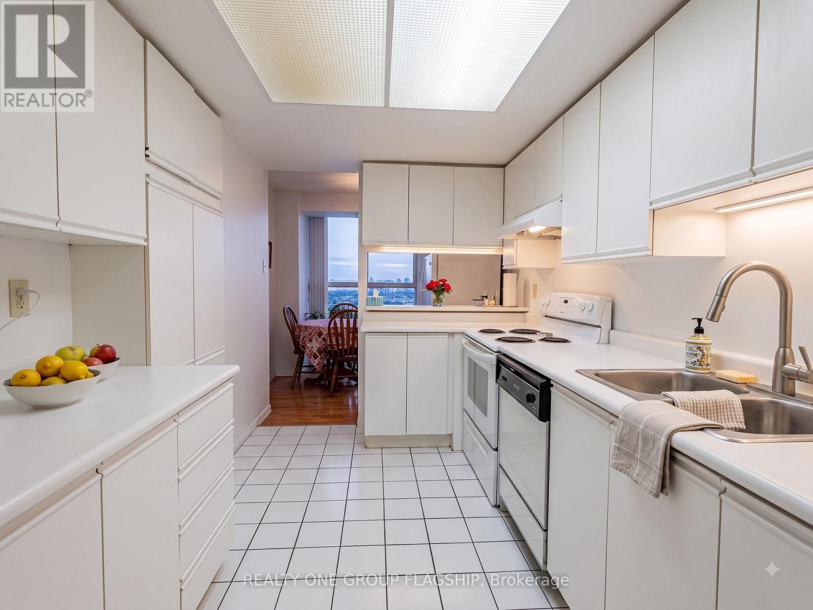 802 - 600 Rexdale Boulevard, Toronto, ON - Indoor Photo Showing Kitchen With Double Sink