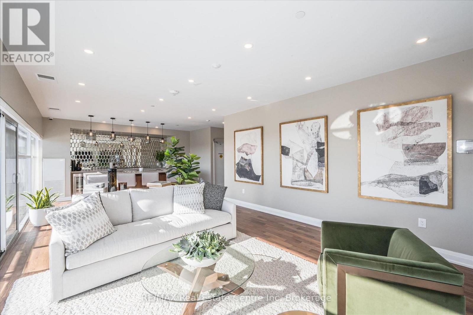 605 - 1878 Gordon Street, Guelph (Pineridge/Westminster Woods), ON - Indoor Photo Showing Living Room