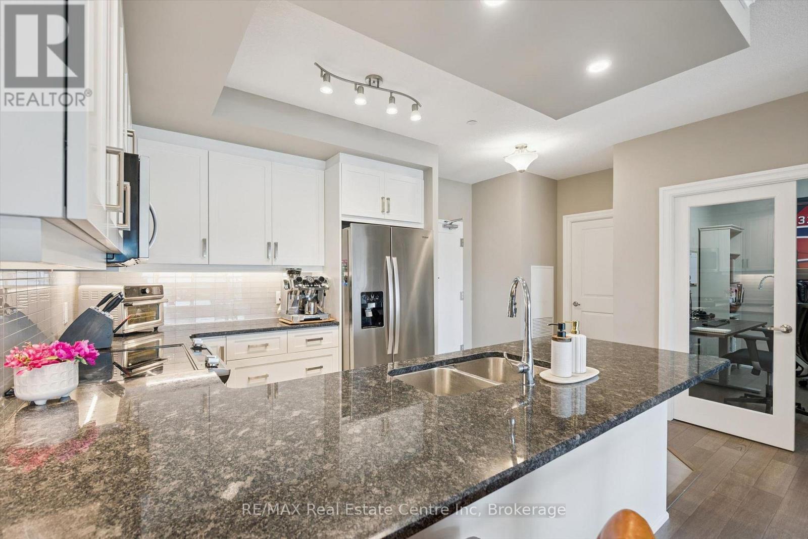 605 - 1878 Gordon Street, Guelph (Pineridge/Westminster Woods), ON - Indoor Photo Showing Kitchen With Stainless Steel Kitchen With Double Sink With Upgraded Kitchen