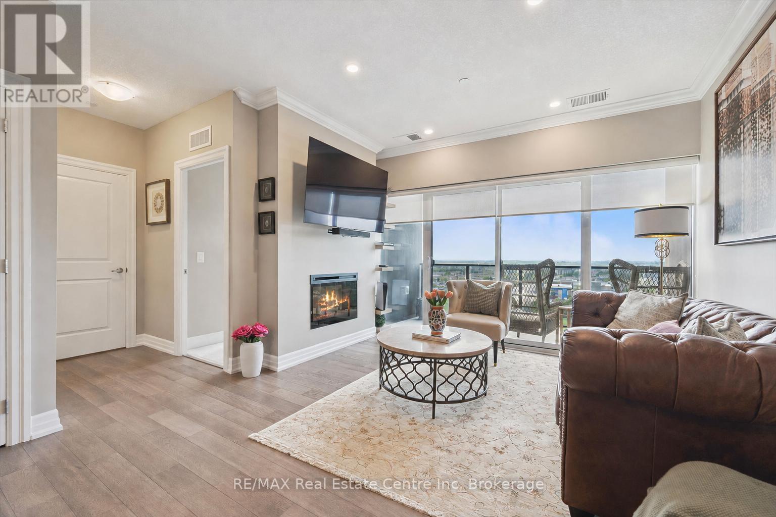 605 - 1878 Gordon Street, Guelph (Pineridge/Westminster Woods), ON - Indoor Photo Showing Living Room With Fireplace