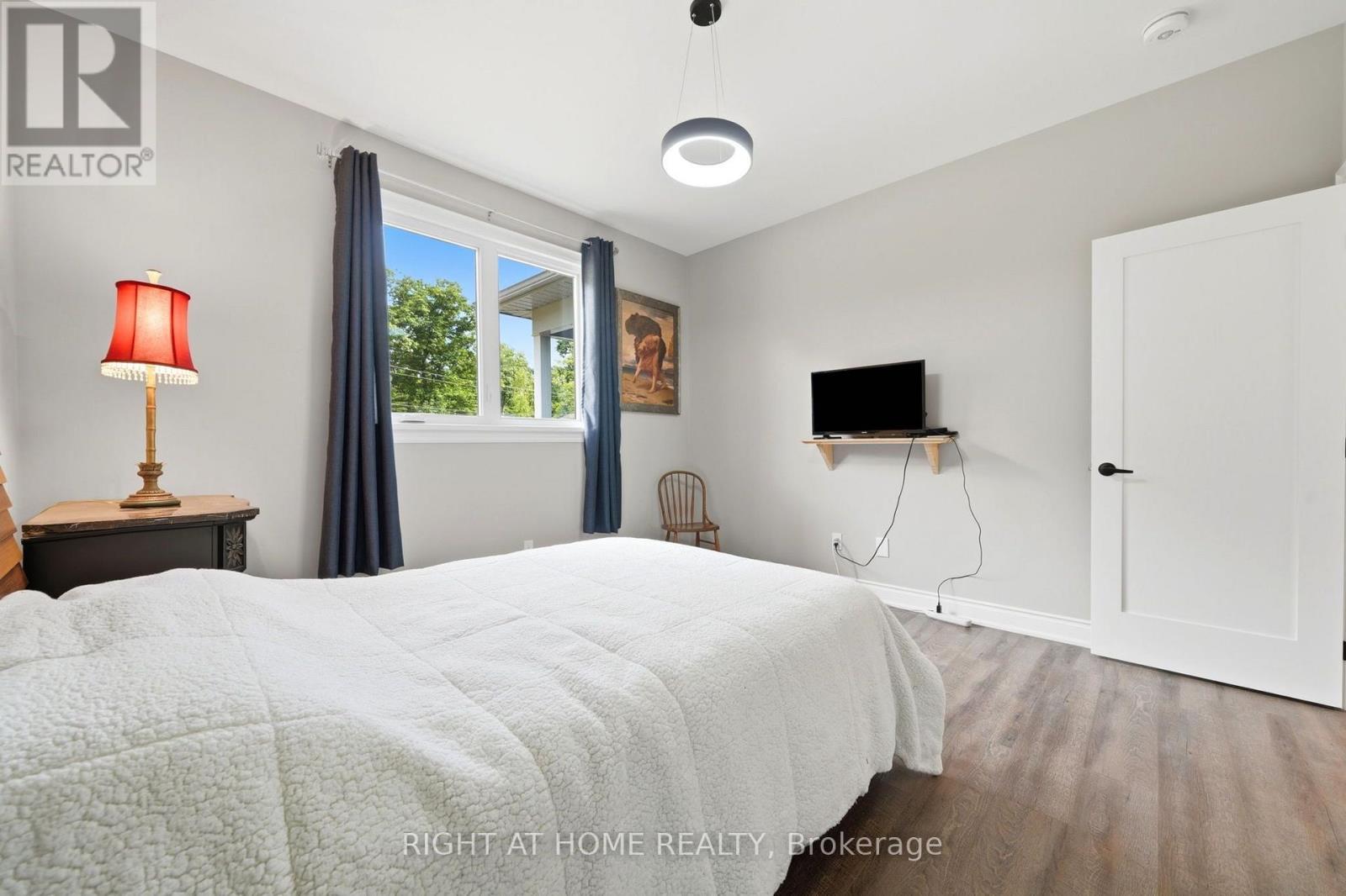 48 Nicole Boulevard, Tiny, ON - Indoor Photo Showing Bedroom