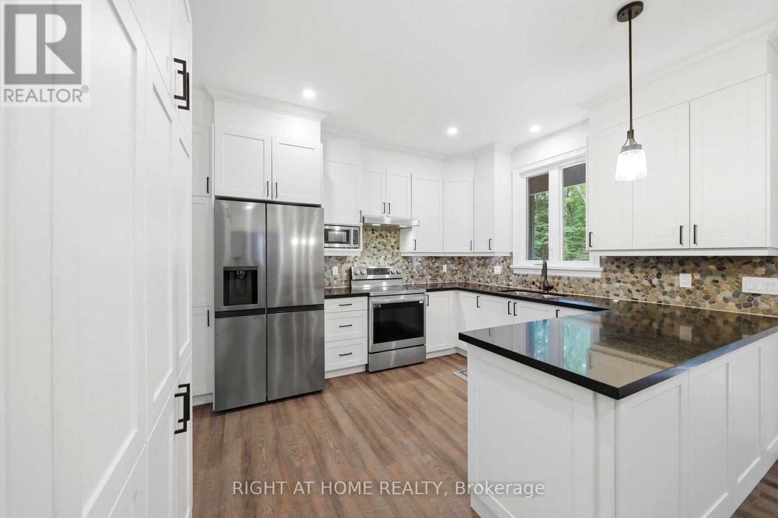 48 Nicole Boulevard, Tiny, ON - Indoor Photo Showing Kitchen With Upgraded Kitchen