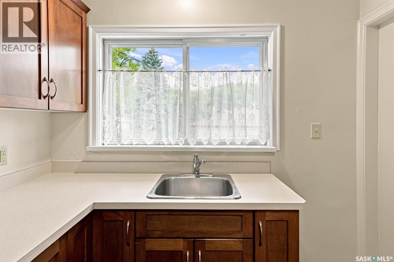 1325 Temperance Street, Saskatoon, SK - Indoor Photo Showing Kitchen