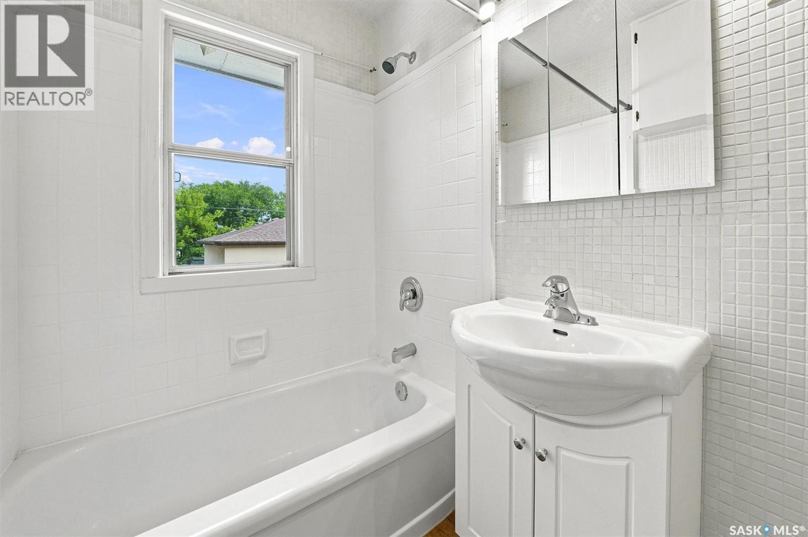 1325 Temperance Street, Saskatoon, SK - Indoor Photo Showing Bathroom