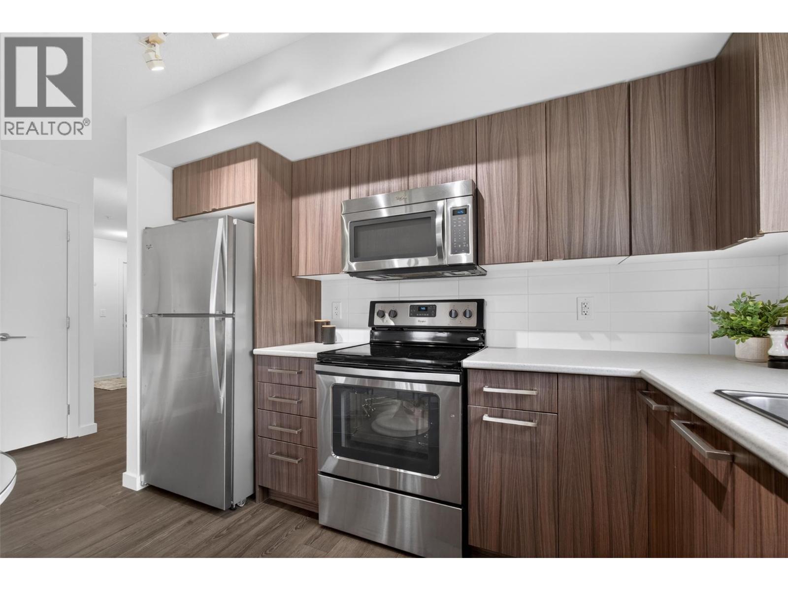 881 Academy Way Unit# 312, Kelowna, BC - Indoor Photo Showing Kitchen