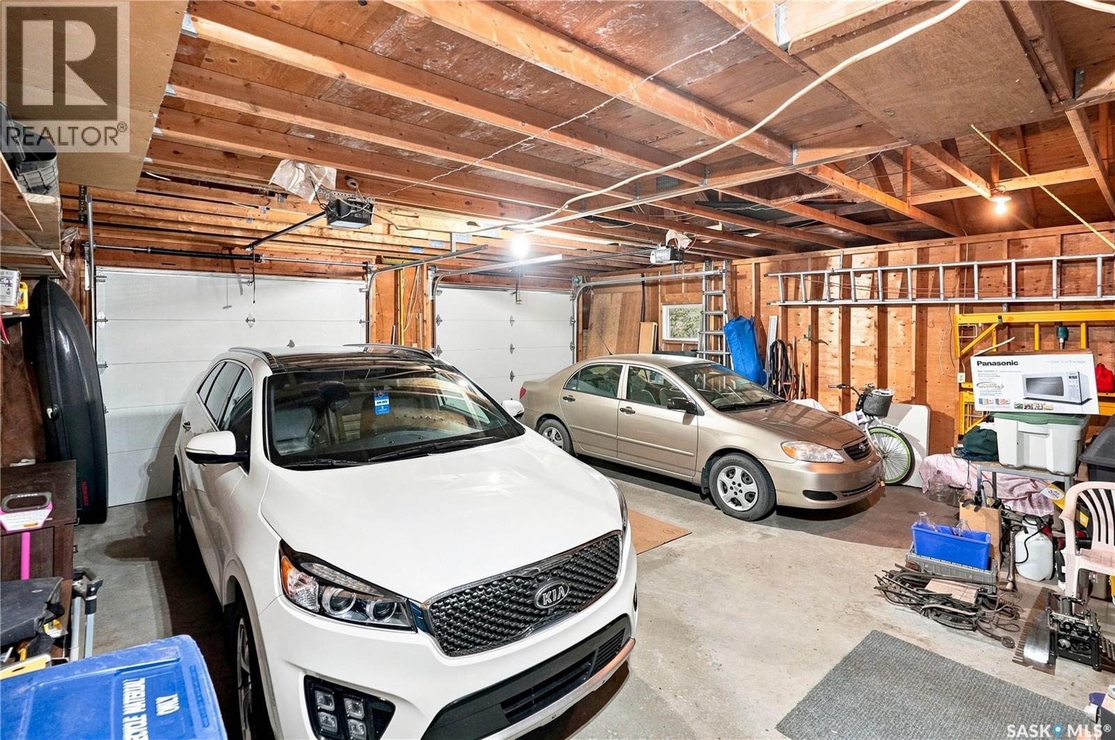 10 Ruby Place, Edenwold Rm No.158, SK - Indoor Photo Showing Garage