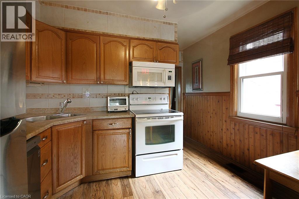 35 Barons Avenue S, Hamilton, ON - Indoor Photo Showing Kitchen