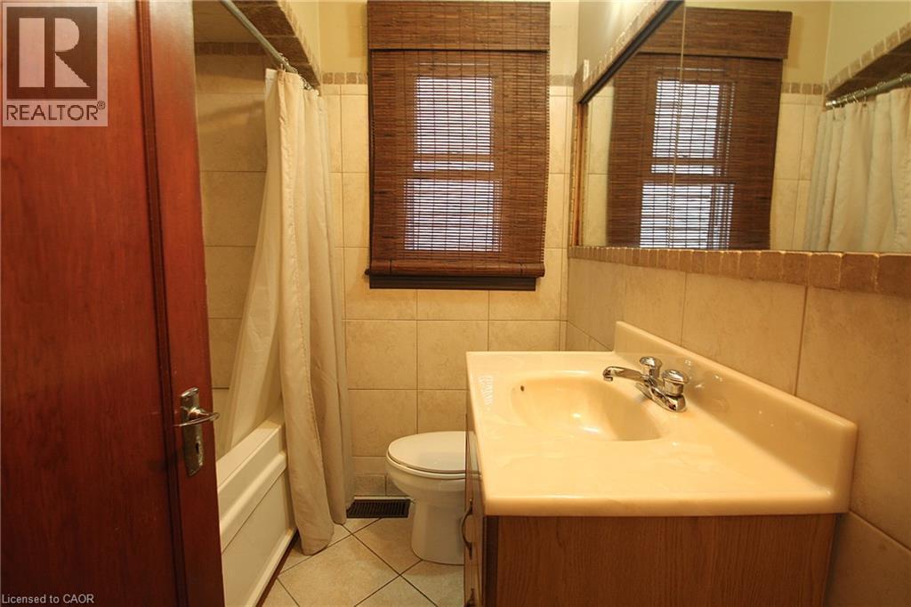 4 pc Bathroom - 35 Barons Avenue S, Hamilton, ON - Indoor Photo Showing Bathroom