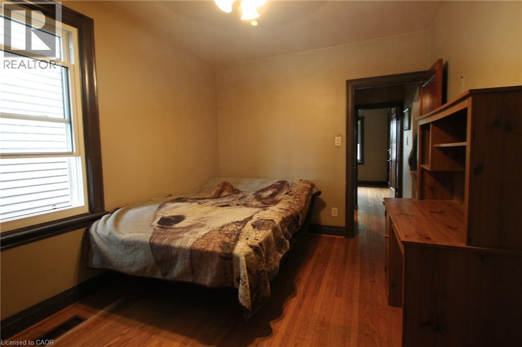Bedroom 1 - 35 Barons Avenue S, Hamilton, ON - Indoor Photo Showing Bedroom
