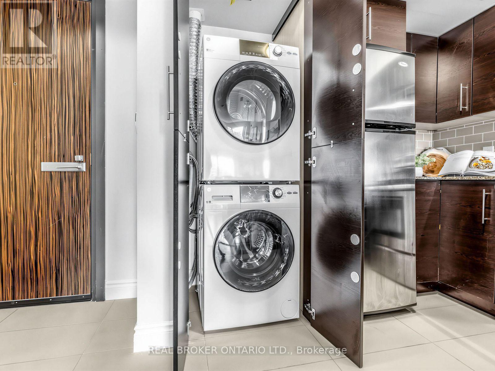 Washer/Dryer - 1012 - 233 South Park Road, Markham, ON - Indoor Photo Showing Laundry Room
