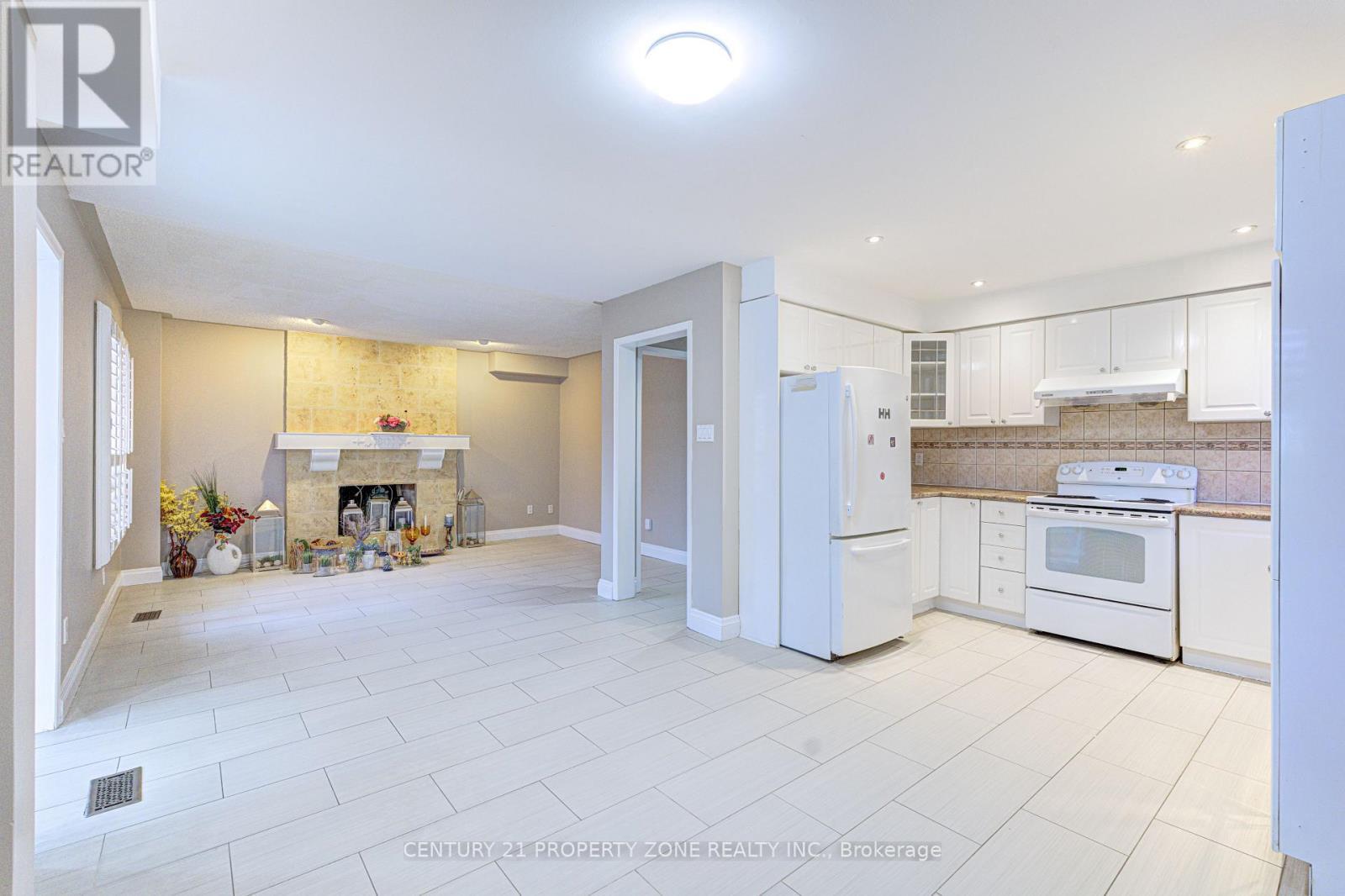 4 Compton Court, Caledon, ON - Indoor Photo Showing Kitchen