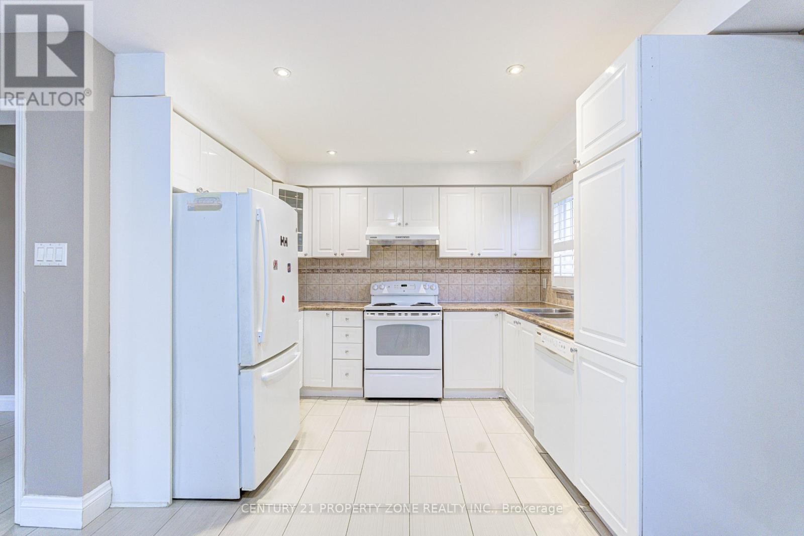 4 Compton Court, Caledon, ON - Indoor Photo Showing Kitchen