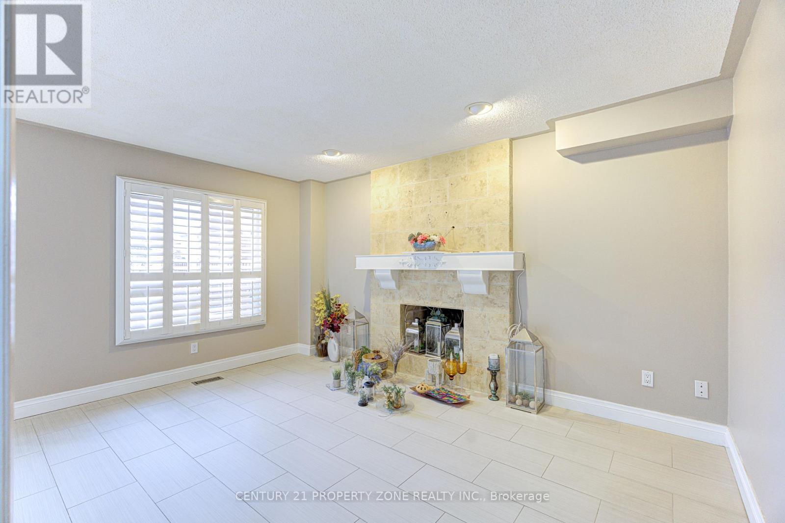 4 Compton Court, Caledon, ON - Indoor With Fireplace